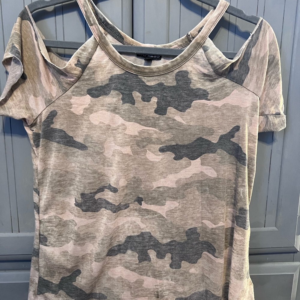 Camo, cold shoulder, lightweight shirt…worn twice..great condition